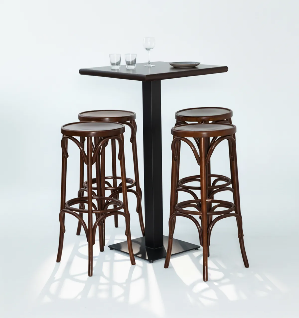 Hockerset mit Stehtisch mit Metallbeinen