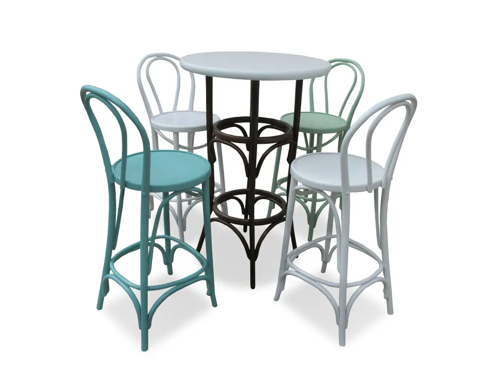 Set aus farbigen Bistrostühlen und Tisch