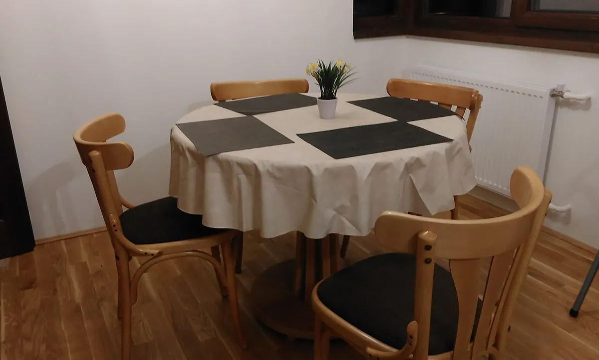 Runder Tisch Viviana mit Polsterstühlen 789