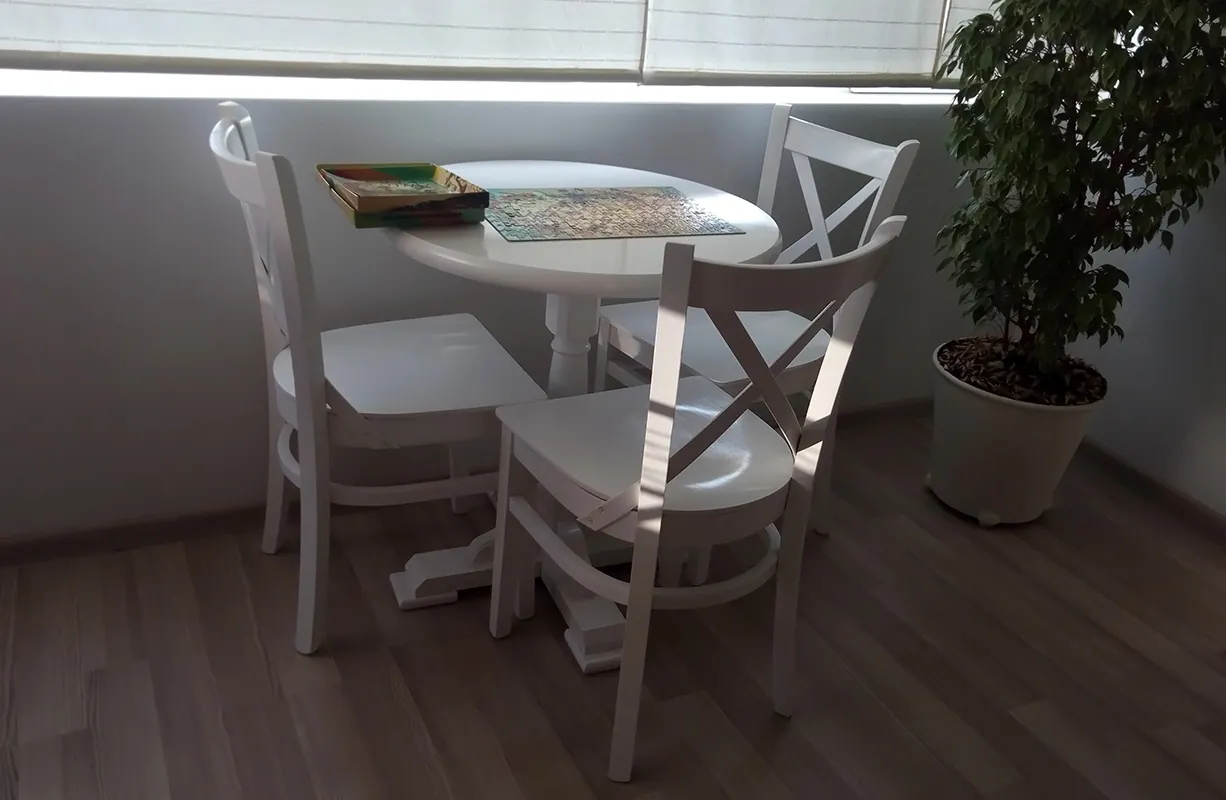 MD470 Stühle mit rundem Säulentisch
