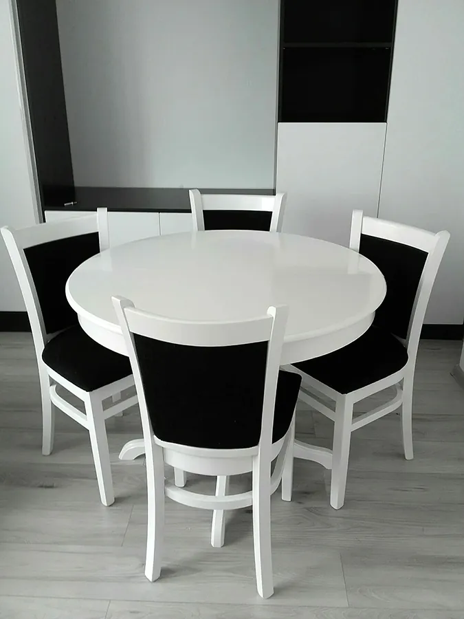 Ghera Tisch mit MD238 Stühlen