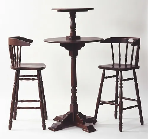 GL10 Stehtisch und 2 Barhocker