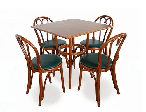 Quadratischer Tisch und 4 gepolsterte Bistrostühle 6018