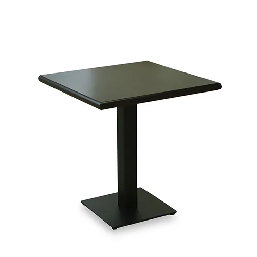 Tisch mit Metallbeinen