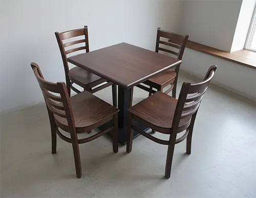 Set aus Tisch mit Metallbeinen und Stühlen MD137