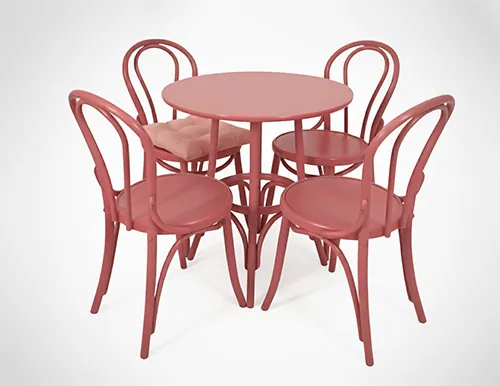 Tisch mit farbigen Bistrostühlen