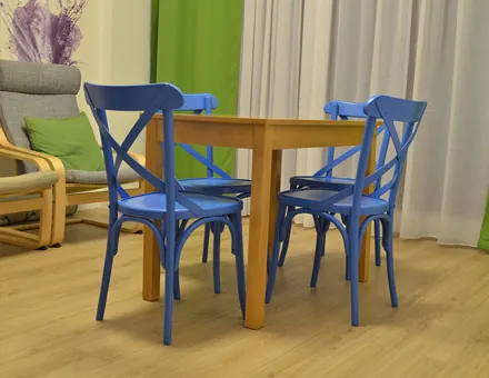 Bunte Niv-Stühle mit Holztisch