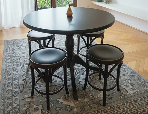 Rodica Tisch mit vier Hockern