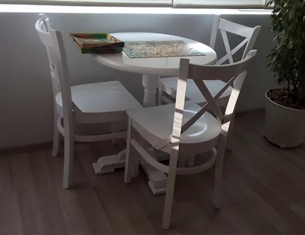 MD470 Stühle mit rundem Säulentisch