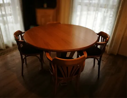 Simona Tisch mit Stühlen A56