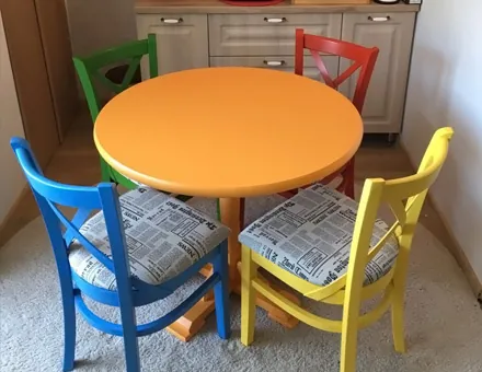 MD470 farbige Stühle mit rundem Tisch