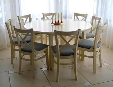 Runder Roxana-Tisch mit farbigen MD470-Stühlen
